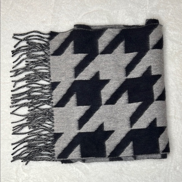 Nordstrom Accessories - Nordstrom Cashmere Houndstooth Scarf